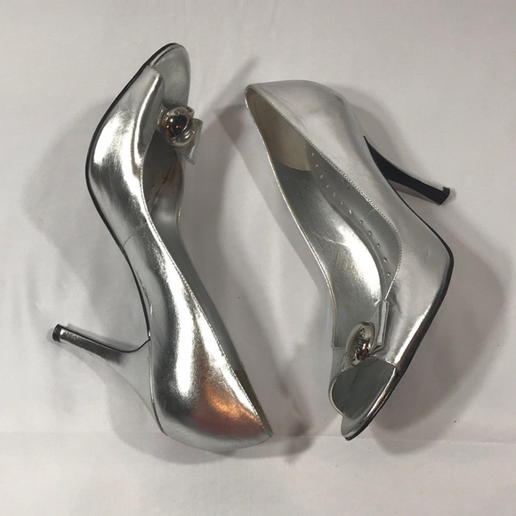 🍷3/$17 BCBG silver metallic peep toe heels - Picture 4 of 7